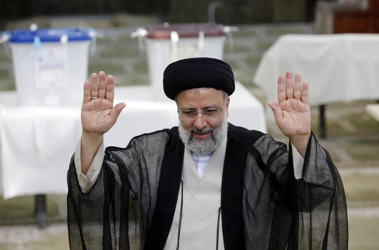 Teherán, 2021. június 18.
Ebrahím Raiszi keményvonalas elnökjelölt a sajtónak nyilatkozik, miután leadta szavazatát az iráni elnökválasztáson Teheránban 2021. június 18-án. A mostani elnökválasztáson Haszan Róháni helyéért csaknem hatszázan indultak, az Őrök Tanácsa azonban csak hét jelölt indulását engedélyezte. A legesélyesebbnek az Ali Hamenei ajatolláh, Irán legfőbb vallási és politikai vezetője által támogatott Ebrahim Raiszit tartják.
MTI/EPA/Abedin Taherkenareh
