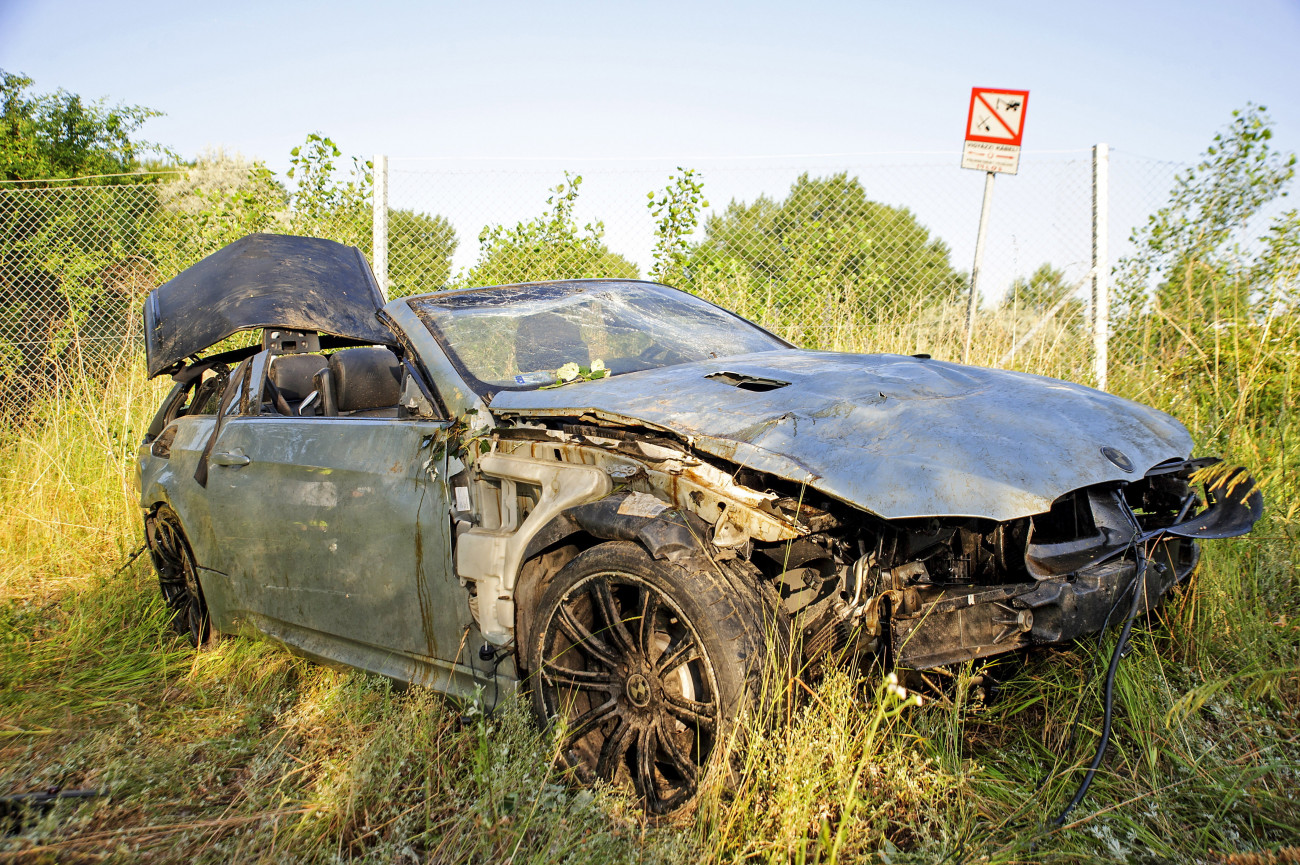 Tárnok, 2021. június 23.
Árokba csapódott személygépkocsi az M7-es autópálya Letenye felé vezető oldalán, a tárnoki kihajtónál 2021. június 23-án. A balesetben a gépkocsi vezetője meghalt.
MTI/Lakatos Péter