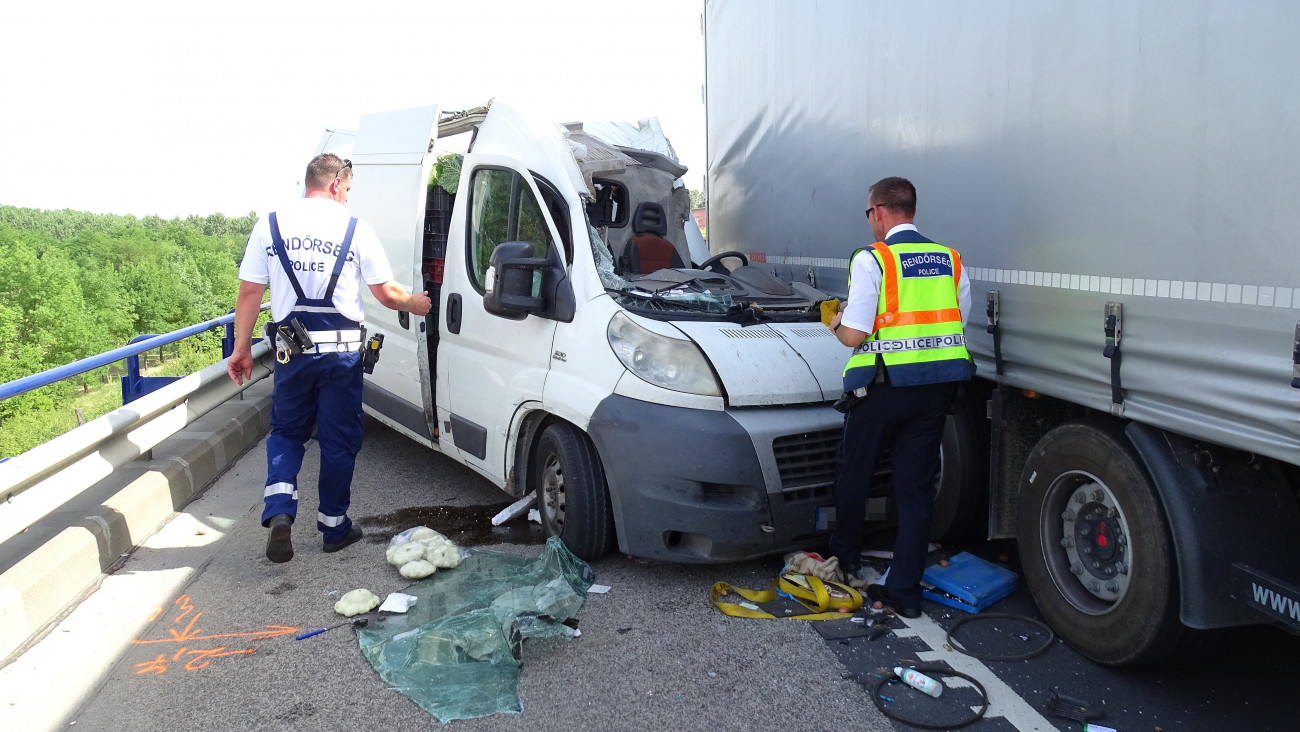 Kecskemét, 2021. június 24.
Ütközésben összetört kisteherautó és kamion az M5-ös autópálya Budapest felé vezető oldalán Kecskemét térségében 2021. június 24-én. A balesetben egy ember súlyosan megsérült, másfél kilométeres a torlódás az M5-ös autópályán.
MTI/Donka Ferenc