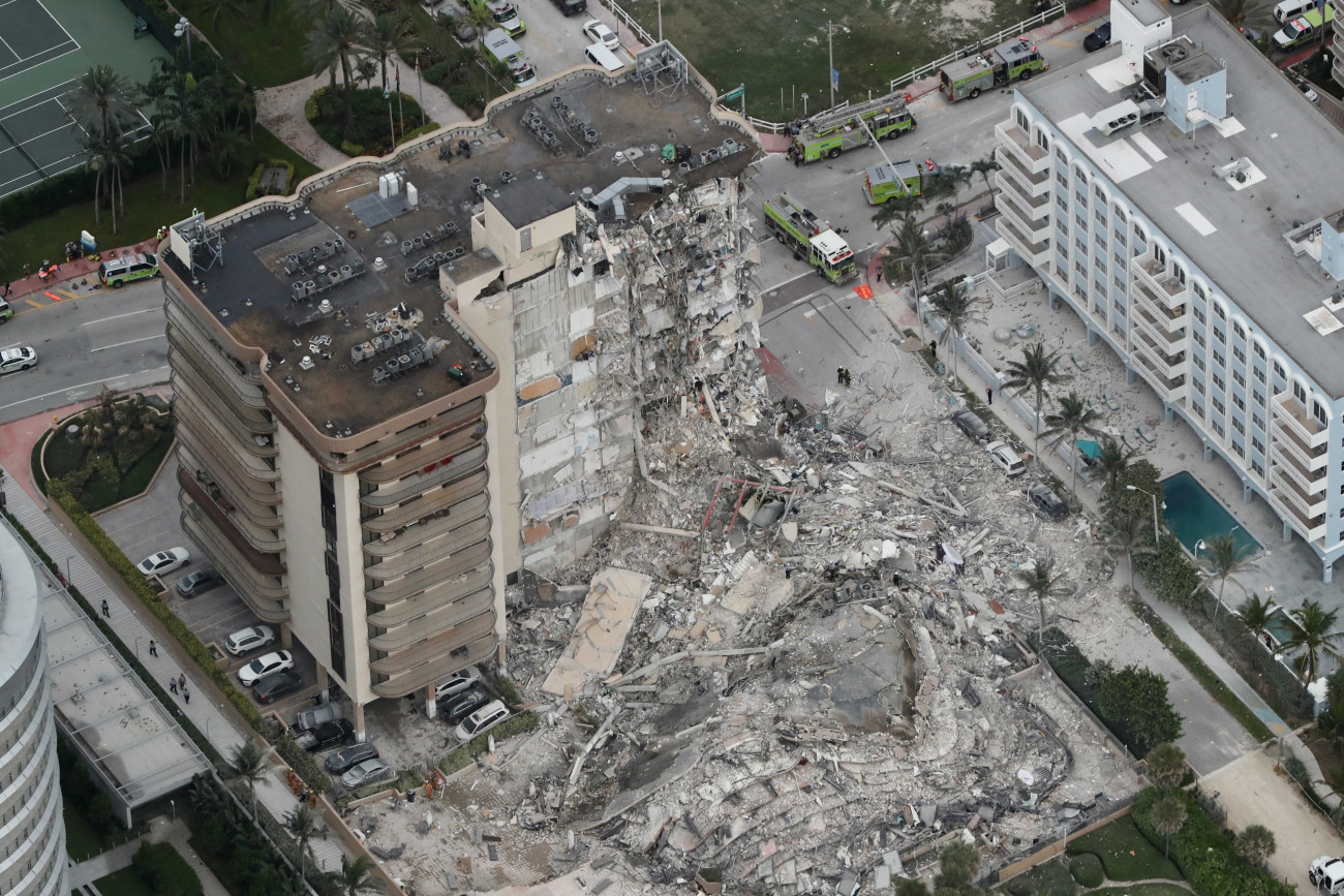 Miami, 2021. június 24.
Légi felvétel egy 12 emeletes lakóházról, amelynek egy része ismeretlen okból leomlott Miami Surfside városrészében 2021. június 24-én. A helyszínre tűzoltó érkezett, a mentés folyamatban van, sérültekről, halottakról egyelőre nem érkezett jelentés.
MTI/AP/South Florida Sun-Sentinel/Amy Beth Bennett