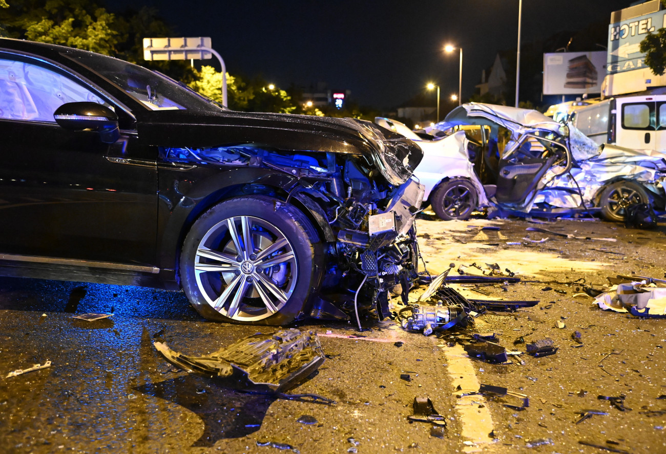 Budapest, 2021. június 26.
Összetört személygépkocsik, miután összeütköztek Budapesten, a Hegyalja úton 2021. június 26-án. A balesetben ketten meghaltak.
MTI/Mihádák Zoltán