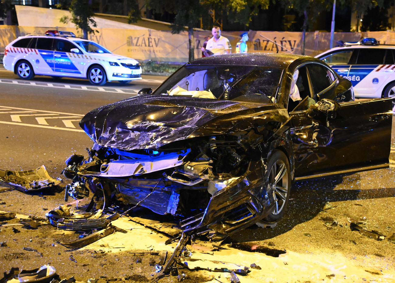 Budapest, 2021. június 26.
Összetört személygépkocsi, miután összeütközött egy másik autóval Budapesten, a Hegyalja úton 2021. június 26-án. A balesetben ketten meghaltak.
MTI/Mihádák Zoltán