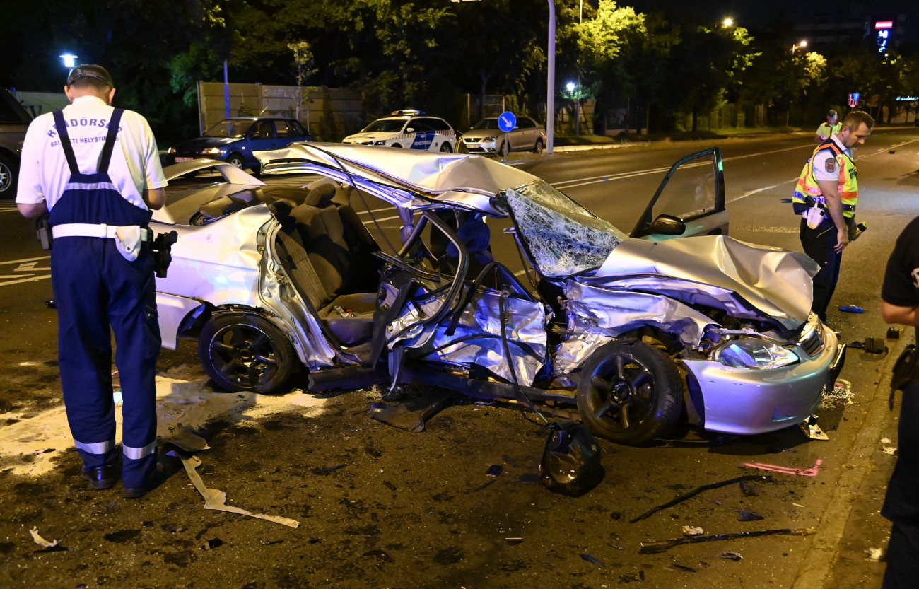 Budapest, 2021. június 26.
Rendőriségi helyszínelés Budapesten, a Hegyalja úton, ahol összeütközött két személygépkocsi 2021. június 26-án. A balesetben ketten meghaltak.
MTI/Mihádák Zoltán