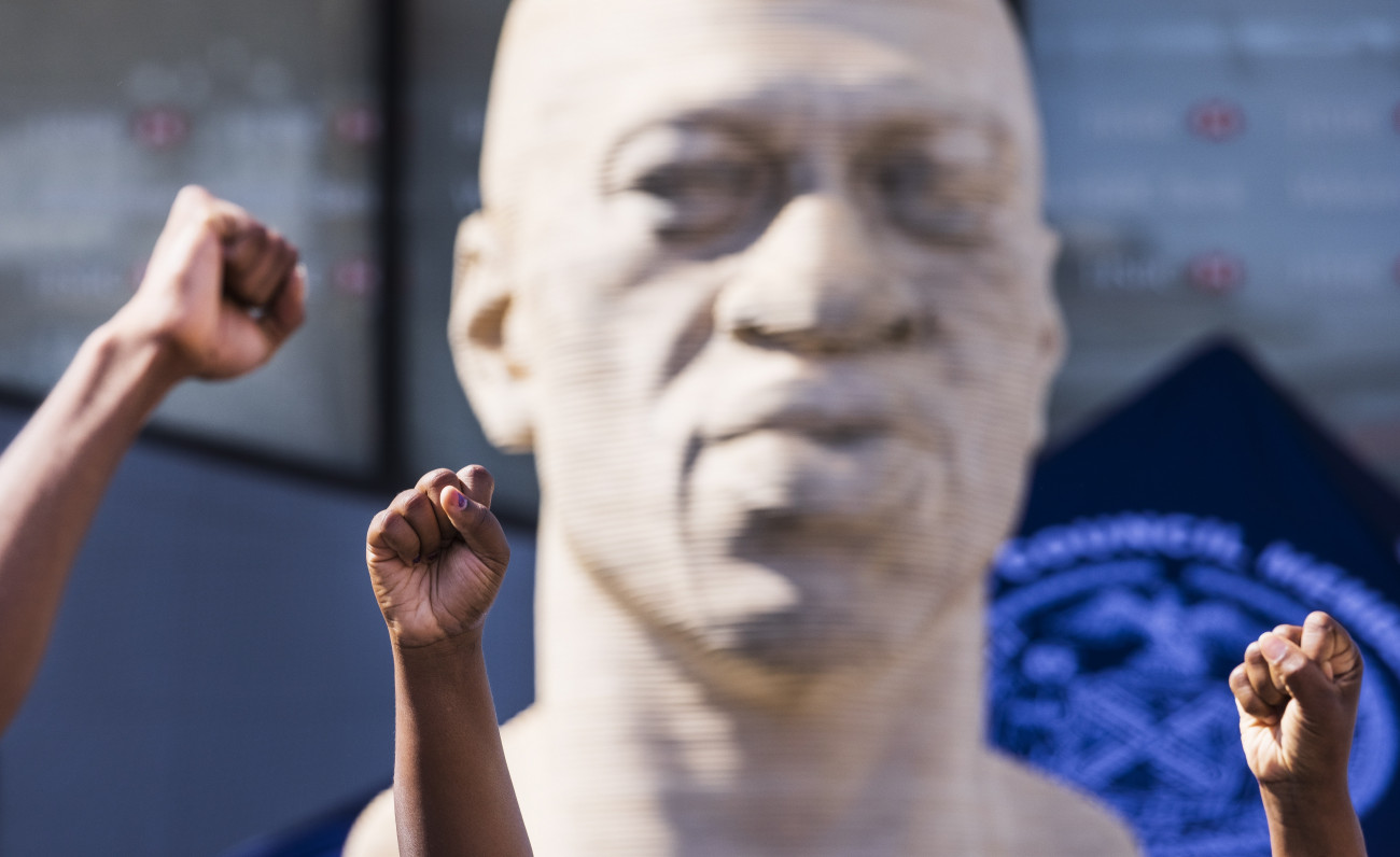 New York, 2021. június 26. George Floyd afroamerikai férfi szobránál ünnepelnek emberek New York Brooklyn negyedében 2021. június 25-én, miután egy minnesotai bíróság 22 és fél év börtönre ítélte Derek Chauvin volt minneapolisi rendőrt, amiért 2020 májusában, őrizetbe vétel közben megölte Floydot. MTI/EPA/Justin Lane