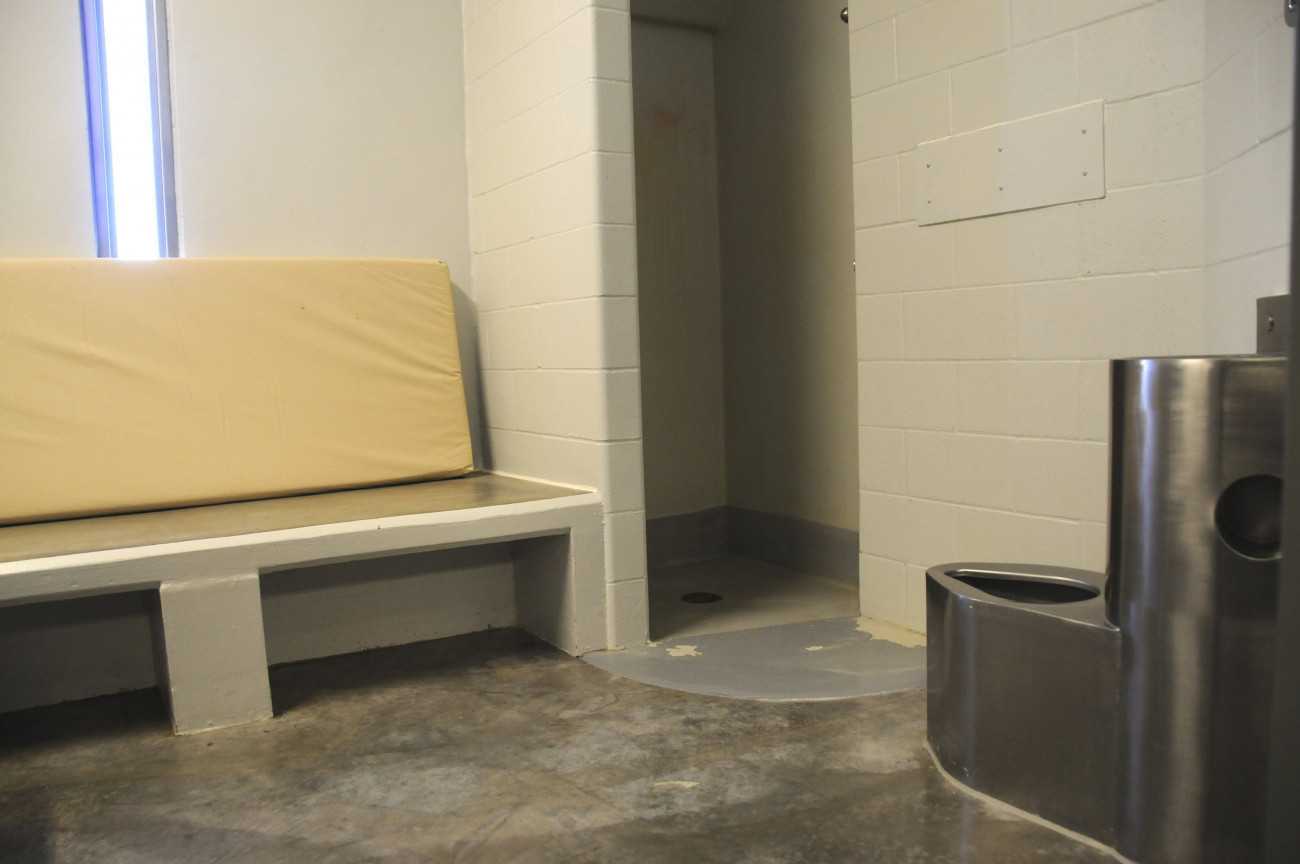 Oak Park Heights, 2021. június 26. A minnesotai büntetés-végrehajtás által közreadott képen egy cella a Minnesota állambeli Oak Park Heights börtönében. Ehhez hasonló cellában őrizték Derek Chauvin volt minneapolisi rendőrt 2021 áprilisa óta, amikor bűnösnek ítélték George Floyd afroamerikai férfi 2020. májusi megölésében. Chauvint 2021. június 25-én 22 és fél évi börtönre ítélték. MTI/AP/Minnesotai büntetés-végrehajtás