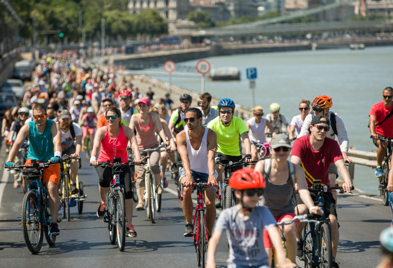 Budapest, 2021. június 26.
Az I Bike Budapest kerékpáros felvonulás résztvevői a Friedrich Born rakparton 2021. június 26-án.
MTI/Mohai Balázs