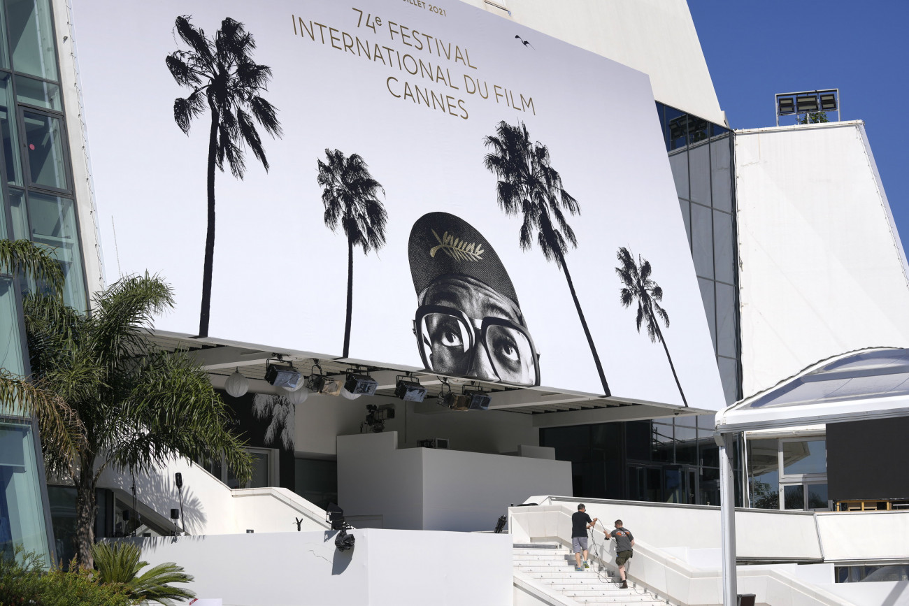 Cannes, 2021. július 5.
A Fesztiválpalota a 74. Cannes-i Nemzetközi Filmfesztivál megnyitása előtti napon, 2021. július 5-én.
MTI/AP/Vadim Ghirda