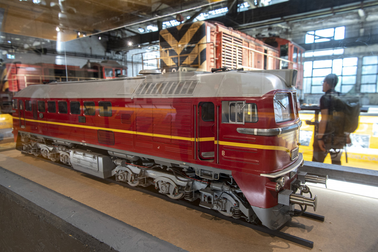 Budapest, 2021. július 15.
MÁV M62-es dízel-elektromos mozdony  makettje, mögötte az M44 040 Diesel-villamos tolatómozdony a Közlekedési Múzeum Volt egyszer egy Északi... a történet folytatódik című tárlatának megnyitóján az Északi Járműjavító Dízelcsarnokában 2021. július 15-én.
MTI/Szigetváry Zsolt