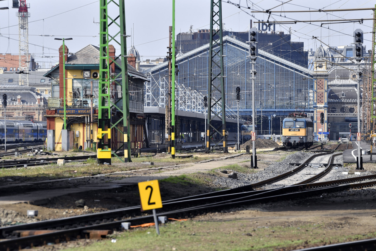 Budapest, 2021. július 18.
Vágányok a Nyugati pályaudvar közelében 2021. július 18-án. A megszokotthoz képest kevesebb vonatot tud fogadni a Nyugati pályaudvar július 18-án reggeltől, mert a pályaudvaron több munkálatot nem fejezett be időre a kivitelező - közölte a Mávinform az MTI-vel. A végleges átadásig kisebb kapacitással működik a pályaudvar, a vonatforgalmat korlátozták a munkálatok mielőbbi befejezéséért.
MTI/Máthé Zoltán