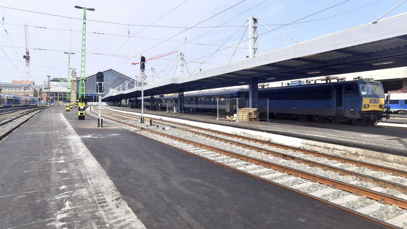 Budapest, 2021. július 18.
Újraaszfaltozott peronok a Nyugati pályaudvaron 2021. július 18-án. A megszokotthoz képest kevesebb vonatot tud fogadni a Nyugati pályaudvar július 18-án reggeltől, mert a pályaudvaron több munkálatot nem fejezett be időre a kivitelező - közölte a Mávinform az MTI-vel. A végleges átadásig kisebb kapacitással működik a pályaudvar, a vonatforgalmat korlátozták a munkálatok mielőbbi befejezéséért.
MTI/Máthé Zoltán