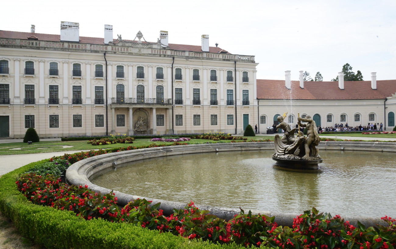 Fertőd, 2021. július 18.
A fertődi Esterházy-kastély csaknem kétmilliárd forintból felújított nyugati szárnya az átadóünnepségén napján 2021. július 18-án. Az új szárnyban három kiállítás, az Arcok és tekintetek  Esterházy-képtár, az Esterházy-porcelánkabinet, valamint az Idővonzatok  Modulated Time, Boldi szobrászművész és Incze Mózes festőművész közös tárlata kapott helyet.
MTI/Filep István