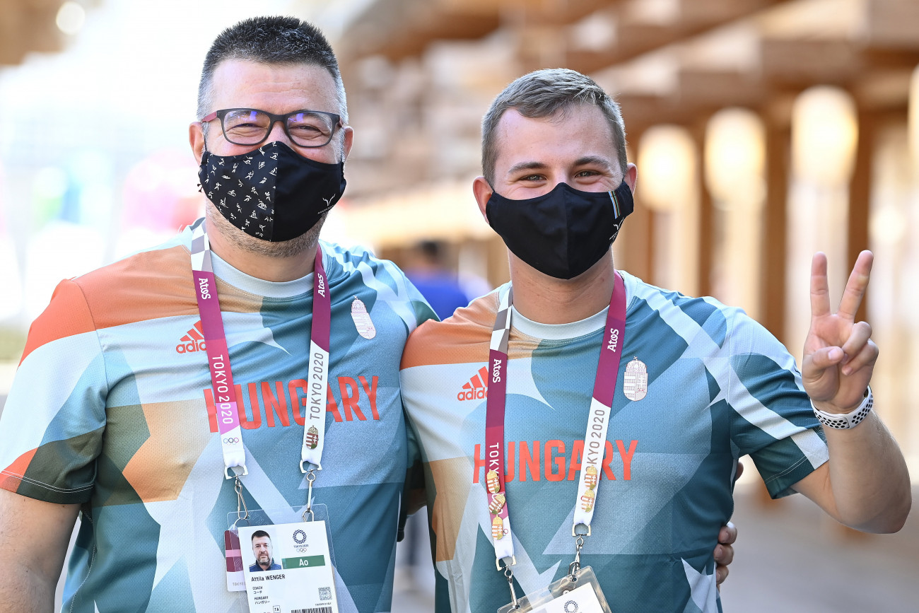 Tokió, 2021. július 16. Az első versenynapon szereplő Balogh Mátyás íjász (j) és és edzője, Wenger Attila a tokiói olimpiai faluban 2021. július 17-én. A világméretű koronavírus-járvány miatt 2021-re halasztott 2020-as tokiói nyári olimpia július 23-án kezdődik. MTI/Kovács Tamás
