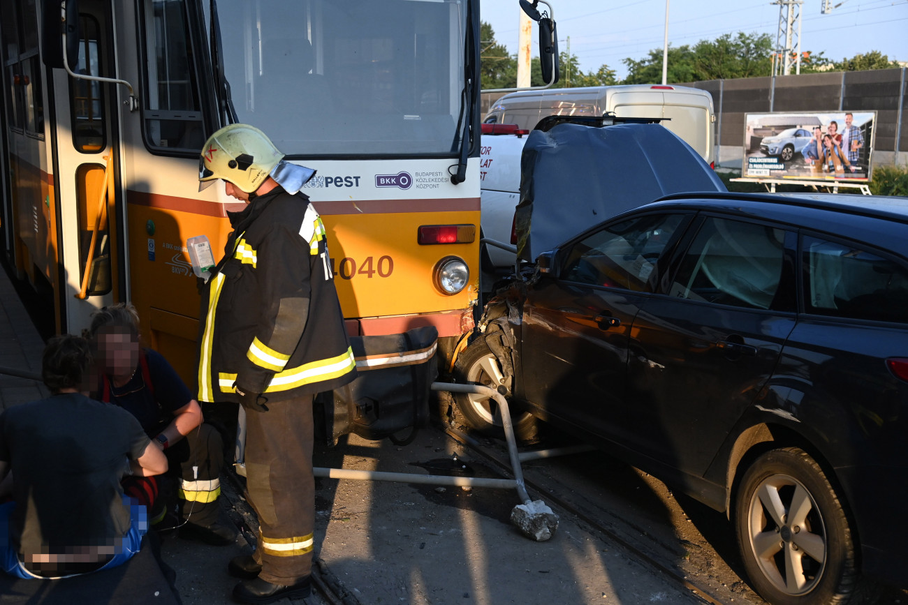 Budapest, 2021. július 22.
Összeroncsolódott személyautó a főváros IX. kerületében, a Rákóczi hídon, ahol a gépjármű összeütközött egy villamossal 2021. július 22-én. A balesetben egy ember megsérült az autóban, őt a mentők kórházba vitték.
MTI/Mihádák Zoltán