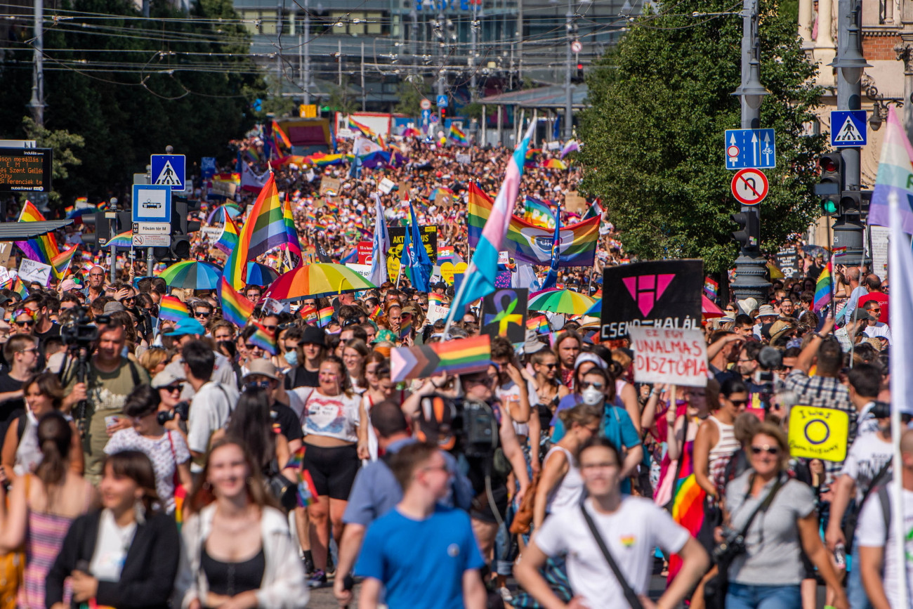 Budapest, 2021. július 24.
A 26. Budapest Pride résztvevői vonulnak a Fővám téren 2021. július 24-én.
MTI/Balogh Zoltán