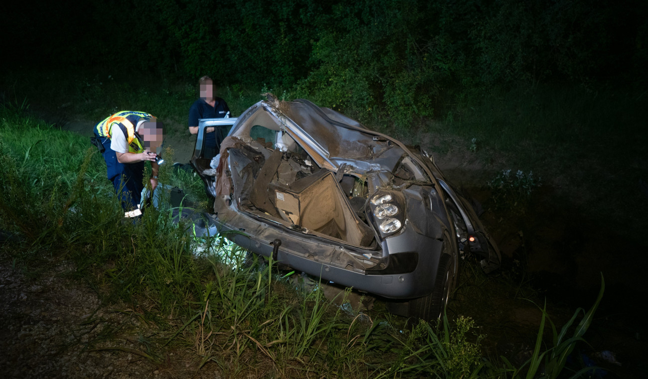 Szedres, 2021. július 24.
Rendőr összeroncsolódott személyautó mellett helyszínel az M6-os autópályánál Szekszárd közelében, Szedresnél, ahol szalagkorlátnak csapódott egy személyautó 2021. július 24-én. A balesetben négy ember meghalt, három másik sérültet mentőhelikopterrel kórházba szállítottak. Az ügyben embercsempészés gyanúja is felmerült.
MTI/Donka Ferenc