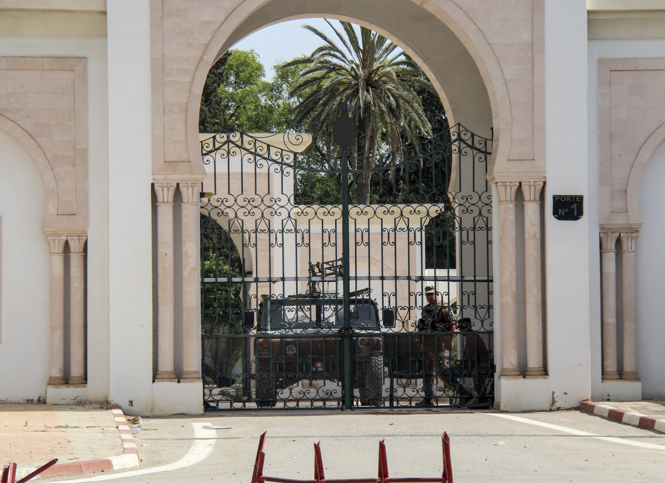 Tunisz, 2021. július 26.
Tunéziai katonák őrzik a parlament bejáratát a tüntetők elől Tuniszban 2021. július 26-án, miután Kaisz Szaíd tunéziai államfő felfüggesztette a parlament működését és leváltotta Hisem Mesisi kormányfőt. A mostani válság oka, hogy Kaisz Szaíd államfő politikai vitába keveredett a kormánnyal és a parlamenttel a hatáskörükről.
MTI/AP/Hedi Azouz