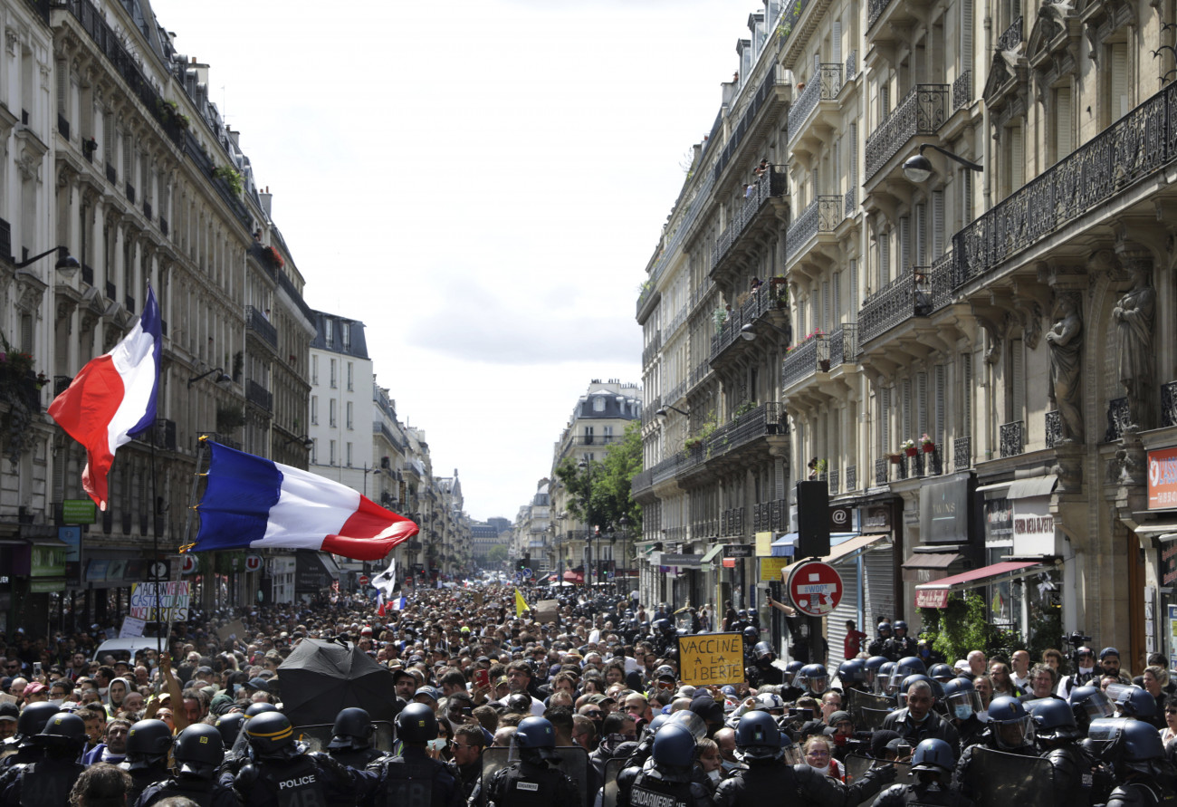 Párizs, 2021. július 31.
Nemzeti színű zászlót lobogtatnak tüntetők Párizsban 2021. július 31-én. Franciaország több városában is tüntettek a koronavírus elleni oltás felvételét igazoló oltási igazolvány ellen, amellyel bizonyos szolgáltatásokat könnyebben igénybe vehetnek a már beoltott emberek.
MTI/AP/Adrienne Surprenant