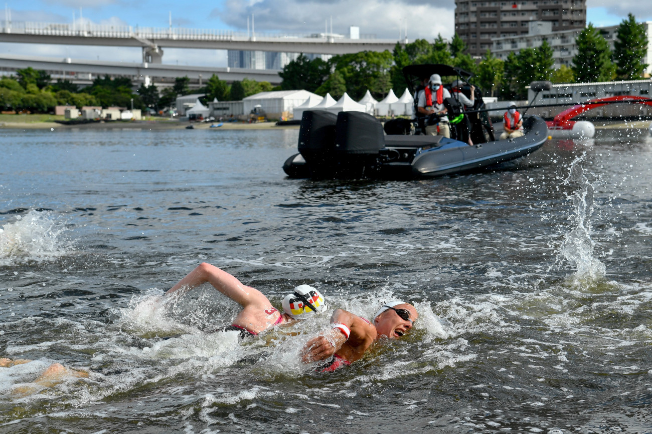 Tokió, 2021. augusztus 4.
Olasz Anna (elöl) a női nyíltvízi úszók 10 kilométeres versenyében a világméretű koronavírus-járvány miatt 2021-re halasztott 2020-as tokiói nyári olimpián az Odaiba Kikötőparkban 2021. augusztus 4-én. Olasz Anna negyedikként végzett a versenyszámban.
MTI/Czeglédi Zsolt