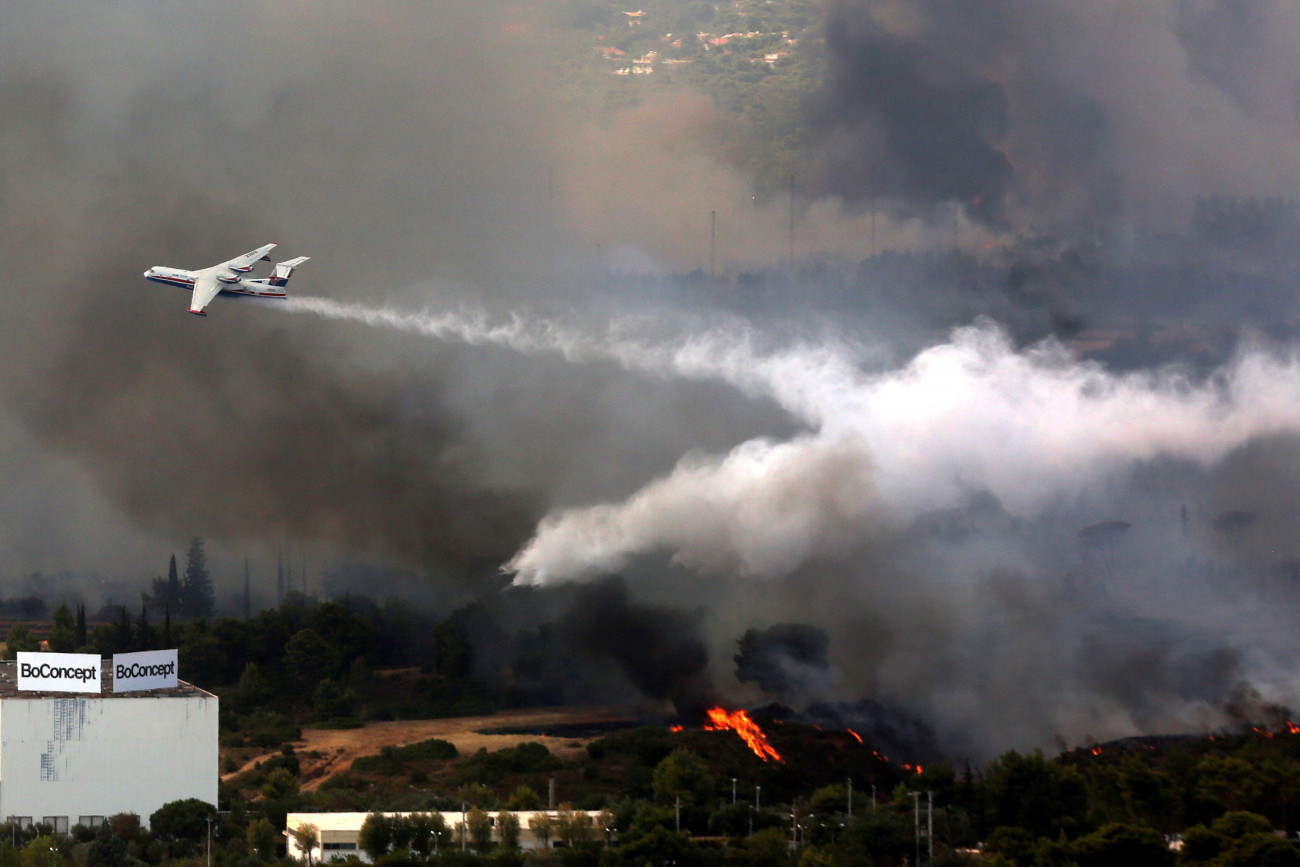 Varibobi, 2021. augusztus 3.
Lángol a növényzet Athén északkeleti külvárosa, Varibobi környékén 2021. augusztus 3-án. 350 tűzoltó, 70 járművel, öt helikopterrel és kilenc repülővel próbálja oltani a tüzet, amely egyelőre nem fenyeget lakóépületeket, ipari létesítményeket, de vastag füstfelhővel borítja be a város légterének egy részét. Görögországban, ahol 42 Celsius-fokos hőség tombol, több mint száz helyen kapott lángra a növényzet az utóbbi napokban.
MTI/EPA/ANA-MPA/Oresztisz Panajotu