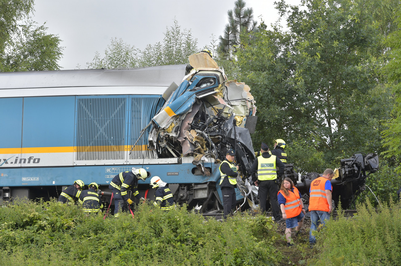 Milavce, 2021. augusztus 4.
Mentőalakulatok dolgoznak egy vonatbaleset helyszínén a nyugat-csehországi Domazlice és Blizejov közötti szakaszon 2021. augusztus 4-én. A cseh tűzoltóság regionális szóvivőjének közlése szerint egy Münchenből érkező expressz és egy helyi járat ütközött össze. A balesetben két ember meghalt, és mintegy negyvenen megsérültek, közülük hét ember állapota válságos.
MTI/AP/CTK/Chaloupka Miroslav