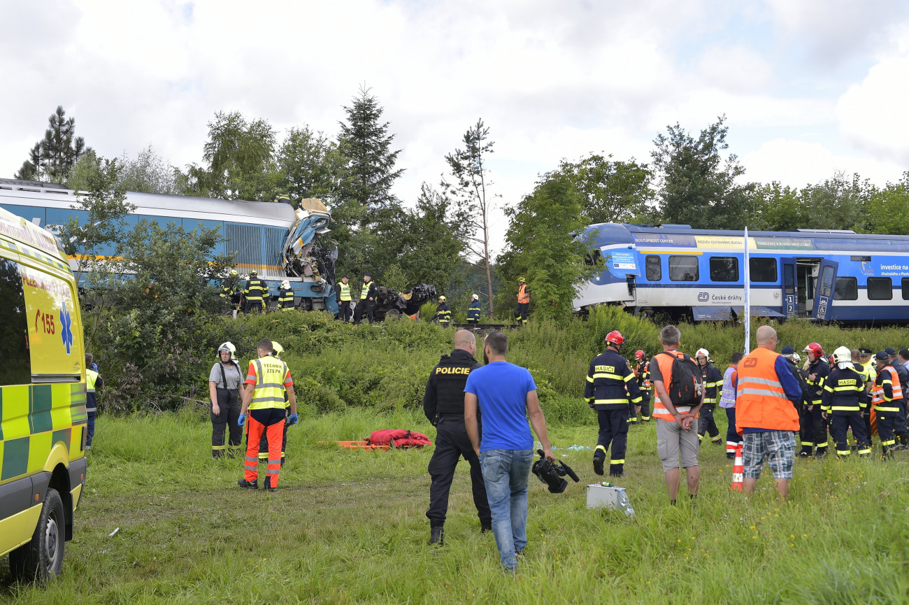 Milavce, 2021. augusztus 4.
Mentőalakulatok dolgoznak egy vonatbaleset helyszínén a nyugat-csehországi Domazlice és Blizejov közötti szakaszon 2021. augusztus 4-én. A cseh tűzoltóság regionális szóvivőjének közlése szerint egy Münchenből érkező expressz és egy helyi járat ütközött össze. A balesetben két ember meghalt, és mintegy negyvenen megsérültek, közülük hét ember állapota válságos.
MTI/AP/CTK/Chaloupka Miroslav