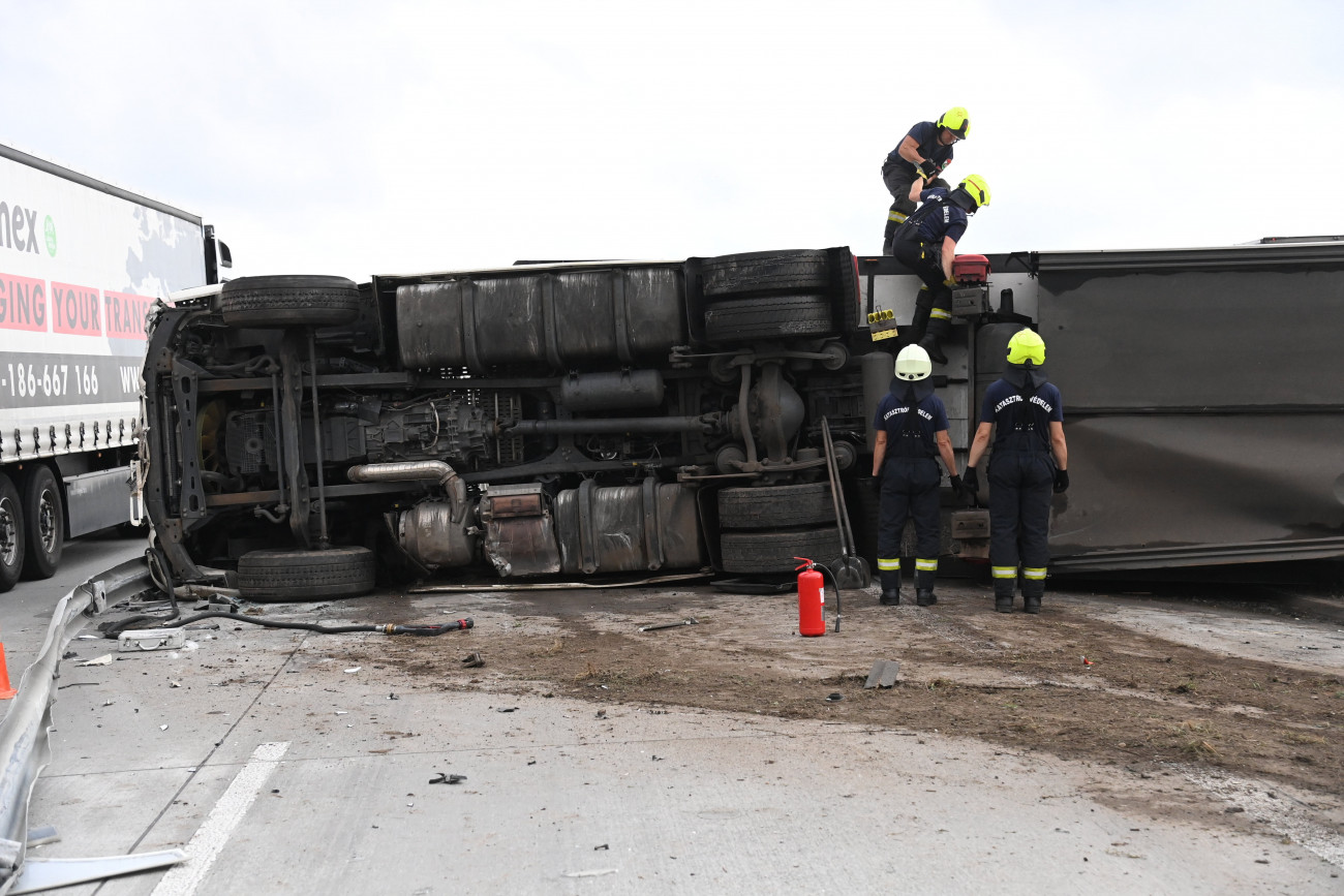 Gyál, 2021. augusztus 5.
Tisztázatlan okból felborult román rendszámú kamion az M0-ás autóút M5-ös autópálya felé vezető oldalán, Gyál közelében 2021. augusztus 5-én.
MTI/Mihádák Zoltán