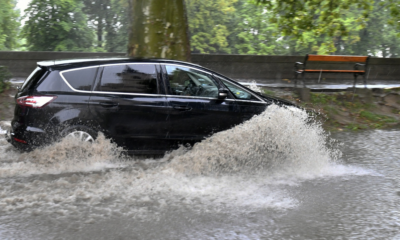Esztergom, 2021. augusztus 5.
Autó halad a felhőszakadás miatt felgyülemlett esővízben Esztergom belvárosában 2021. augusztus 5-én.
MTI/Máthé Zoltán