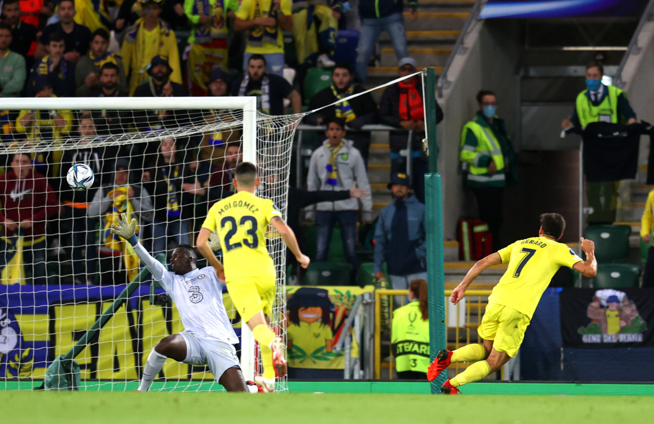 BELFAST, NORTHERN IRELAND - AUGUST 11: Gerard Moreno of Villarreal scores their team's first goal past Edouard Mendy of Chelsea during the UEFA Super Cup 2021 match between Chelsea FC and Villarreal CF at the National Football Stadium at Windsor Park on August 11, 2021 in Belfast, Northern Ireland. (Photo by Catherine Ivill/Getty Images)