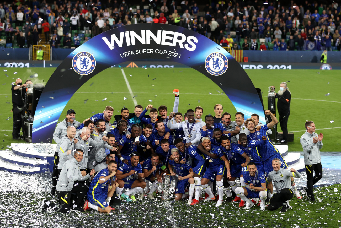 BELFAST, NORTHERN IRELAND - AUGUST 11: Players of Chelsea pose for a photo with the UEFA Super Cup Trophy following victory in the UEFA Super Cup 2021 match between Chelsea FC and Villarreal CF at the National Football Stadium at Windsor Park on August 11, 2021 in Belfast, Northern Ireland. (Photo by Catherine Ivill/Getty Images)