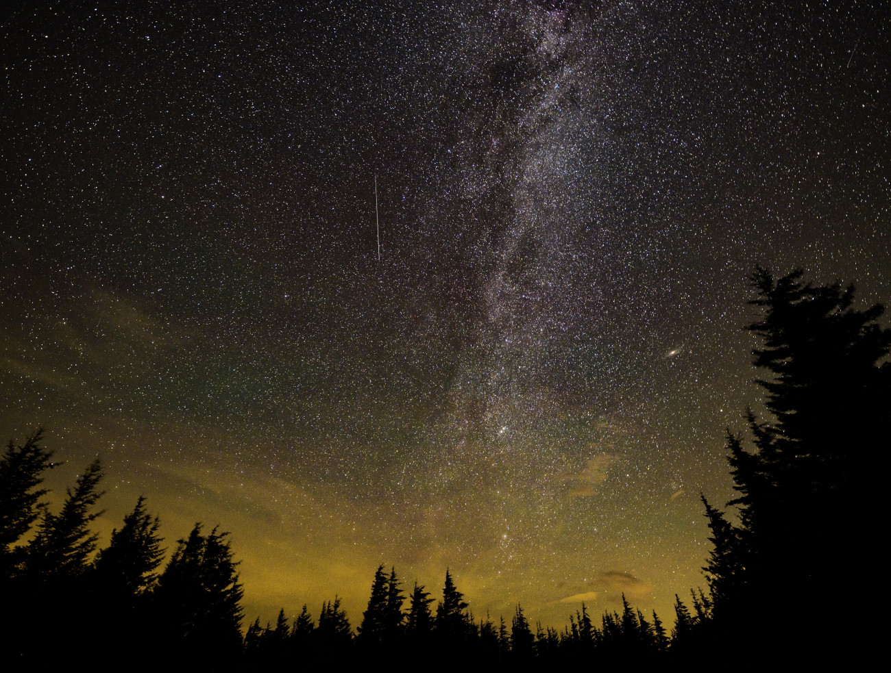 Spruce Knob, 2021. augusztus 11.
A NASA által közreadott kép a Perseidák meteorrajról a Tejút közelében, Nugat-Virginia legmagasabb pontja, a Spruce Mountain hegygerinc 1482 méter magas Spruce Knob nevű csúcsa felett 2021. augusztus 11-én. A Perseidák az egyik legismertebb, sűrű csillaghullást előidéző meteorraj. A raj sok apró porszemcséből áll, amelyek a földi légkörben nagy sebességük következtében felhevülnek és elégnek.
MTI/EPA/NASA/Bill Ingals