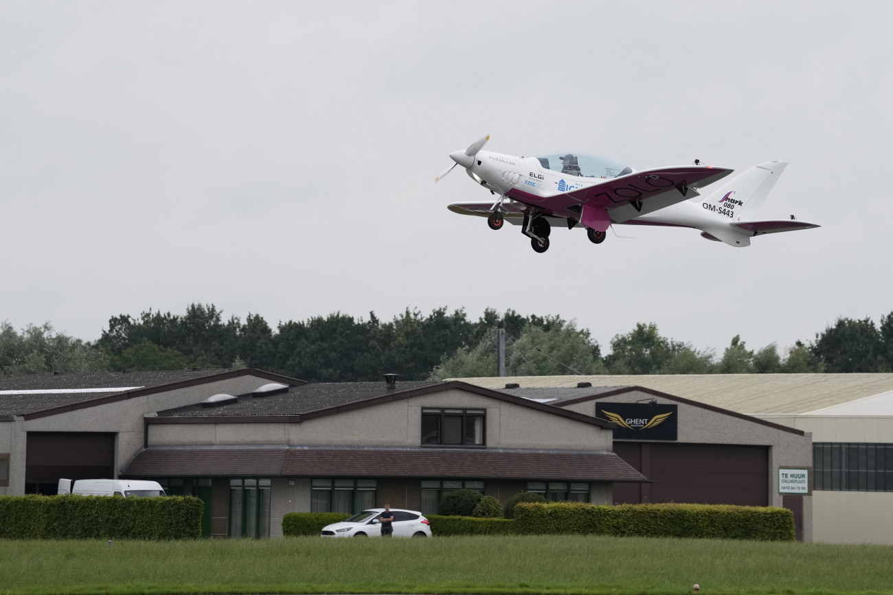 Wevelgem, 2021. augusztus 18.
A belga-brit Zara Rutherford ultrakönnyű, Shark repülőjével felszáll a Kortrijk-Wevelgem repülőtérről a belgiumi Wevelgemben 2021. augusztus 18-án. A 19 éves nő rekordot akar beállítani azzal, hogy egyedül repüli körbe a világot. A tinédzser saját maga finanszírozza majd az utazást, szponzorok segítségével, és reméli, hogy körülbelül két-három hónap alatt teljesíti az utat. A világrekordot jelenleg Shaesta Waiz tartja, aki 30 évesen repülte végig az utat.
MTI/AP/Virginia Mayo