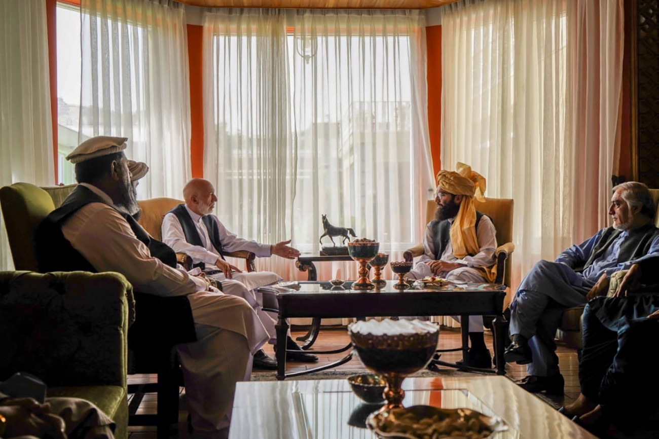 Kabul, 2021. augusztus 18.
A tálibok által közreadott képen Hámid Karzai korábbi afgán elnök (b3), Anasz Hakkani, a befolyásos afganisztáni felkelőcsoport, a Hakkani-hálózat vezetője (j2) és Abdullah Abdullah, az afganisztáni nemzeti megbékélési tanács elnöke (j) megbeszélést folytat Kabulban 2021. augusztus 18-án.
MTI/AP/Tálibok
