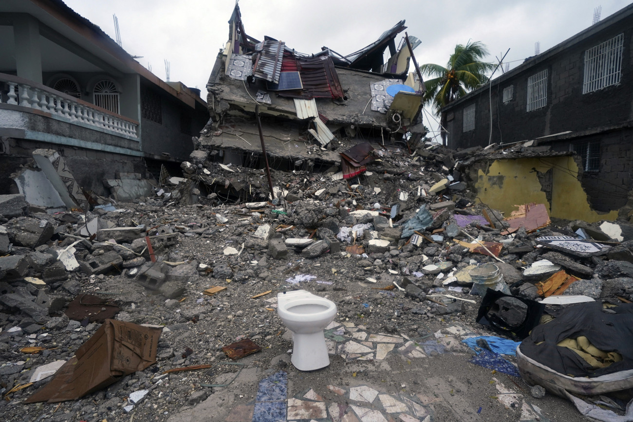 Camp Perrin, 2021. augusztus 17.
Rommá vált lakóépület Les Cayes településen 2021. augusztus 17-én, három nappal a Haiti déli térségét megrázó, 7,2-es erősségű földrengés után. A természeti katasztrófának már 1419 halálos áldozata van, a sérültek száma elérte a 6900-at. A karib-tengeri országot a földrengés után a Grace nevű trópusi vihar sújtja.
MTI/AP/Fernando Llano