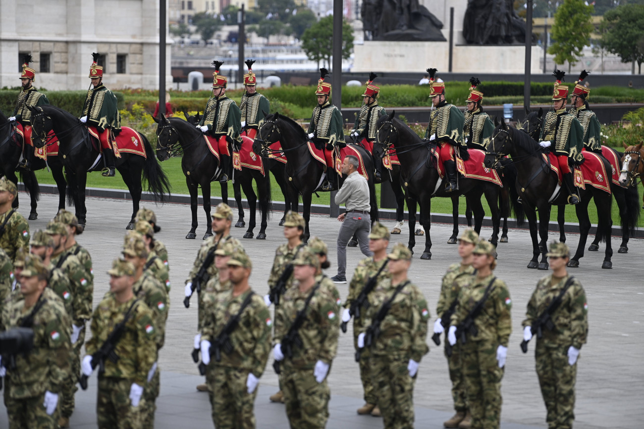 Katonák a Parlament előtti Kossuth téren tartott zászlófelvonáson, a Szent István-napi ünnepségen 2021. augusztus 20-án.