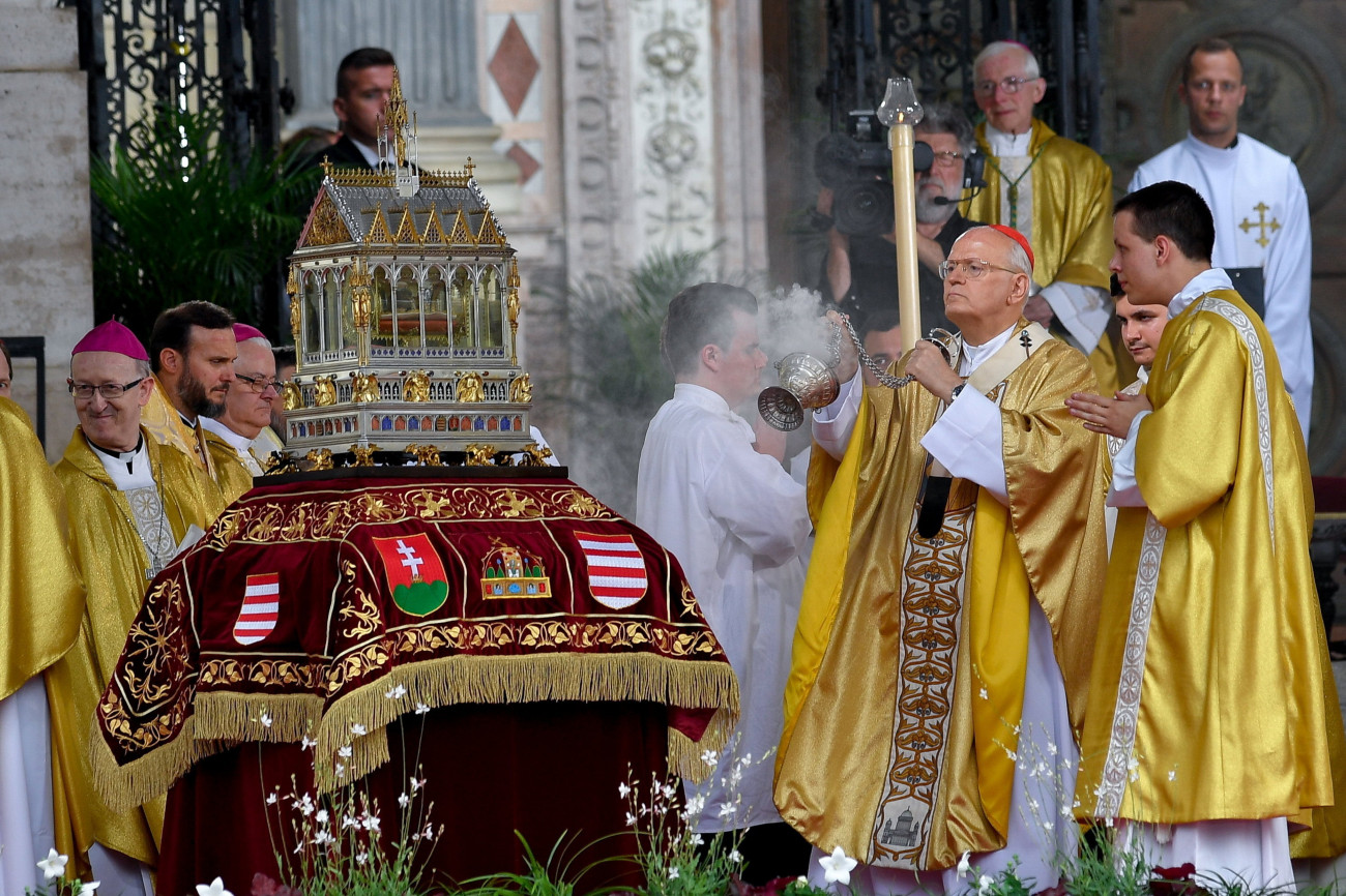 Erdő Péter bíboros, esztergom-budapesti érsek megáldja a Szent Jobb ereklyét az államalapító Szent István király ünnepén tartott szentmisén a Szent István-bazilika előtt 2021. augusztus 20-án.