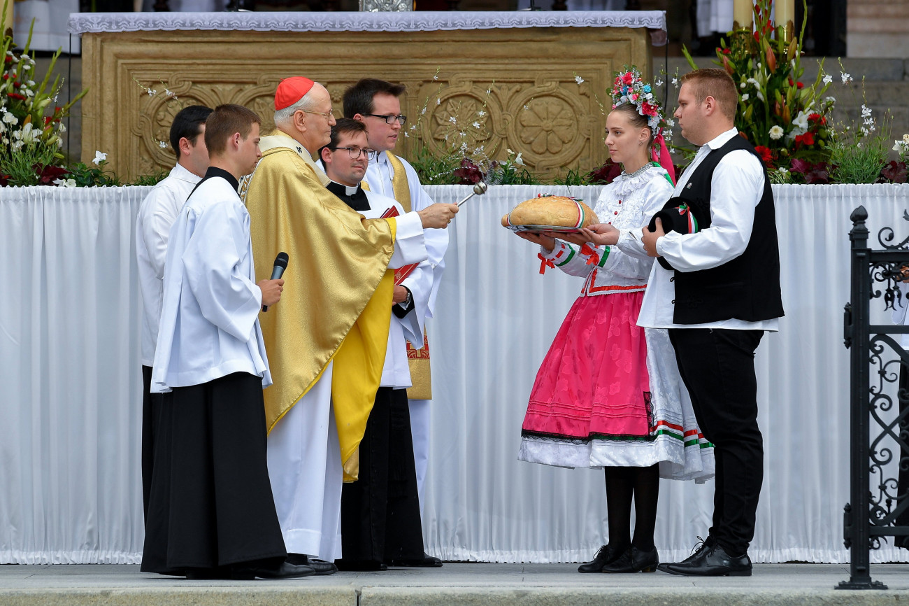 Erdő Péter bíboros, esztergom-budapesti érsek megáldja a Szent István-napi kenyeret az államalapító Szent István király ünnepén tartott szentmisén a Szent István-bazilika előtt 2021. augusztus 20-án.