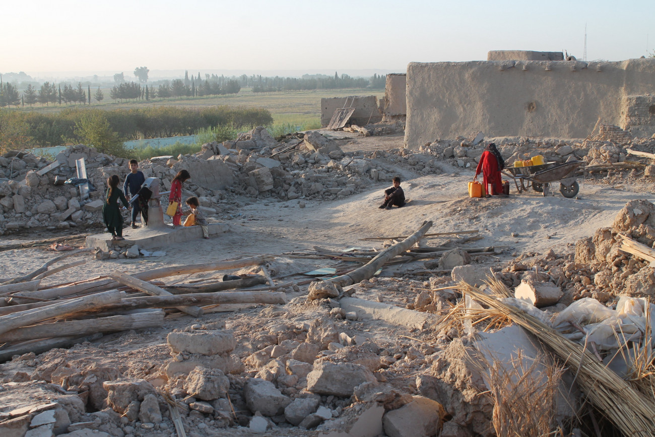 Laskargáh, 2021. augusztus 22.
Afgán gyermekek vizet vesznek egy házromok melletti utcai kútból az afgán fővárostól, Kabultól délre elterülő Hilmend tartomány székhelyén, Laskargáhban 2021. augusztus 21-én. A várost légicsapások érték csaknem két héttel korábban, az iszlamista tálib lázadók és a kormányerők összecsapásai alatt.
MTI/AP/Abdul Halik