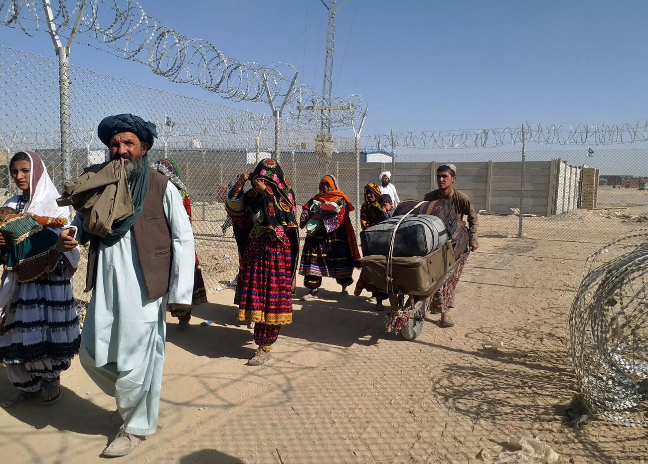 Csaman, 2021. augusztus 22.
Afgán emberek érkeznek Pakisztánba a csamani határátkelőnél 2021. augusztus 22-én. Afganisztán legnagyobb részét elfoglalták az iszlamista tálibok a kormányerőktől.
MTI/AP/Dzsafar Hán