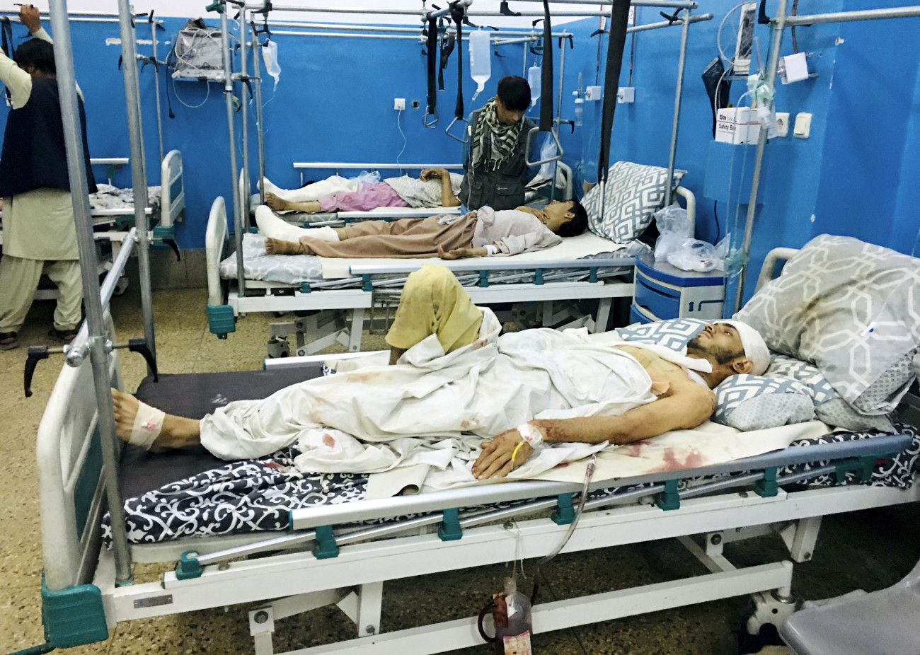 Kabul, 2021. augusztus 27.
Sebesült afgán férfiak egy kabuli kórházban 2021. augusztus 26-án, miután két öngyilkos merénylő pokolgépeket robantott a kabuli repülőtérnél. A két detonáció legalább 103 embert megölt, köztük 13 amerikai katonát és az iszlamista tálib mozgalom 28 tagját. A kabuli repülőtérnél ezrek várják, hogy légi úton kimenekítsék őket az országból, miután az iszlamista tálibok elfoglalták Afganisztán csaknem egészét.
MTI/AP/Mohammad Aszif Hán