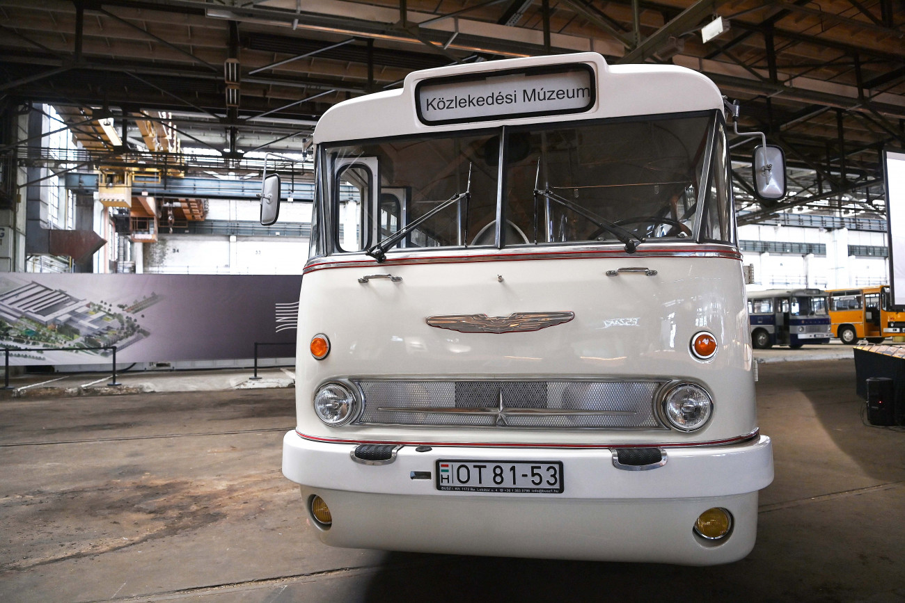 Budapest, 2021. augusztus 27.
A Közlekedési Múzeum gyűjteményfejlesztési programja keretében frissen restaurált Ikarus 66-os autóbusz az Északi Járműjavító dízelcsarnokában tartott bemutatón 2021. augusztus 27-én. A most először látható modell többéves restaurálási munka során kapta vissza eredeti állapotát. A típus elterjedt becenevét, a Farost a jármű farmotoros elrendezése, és az ehhez kapcsolódó jellegzetes, a járműtestből hátra kinyúló motorsátor ihlette.
MTI/Bruzák Noémi