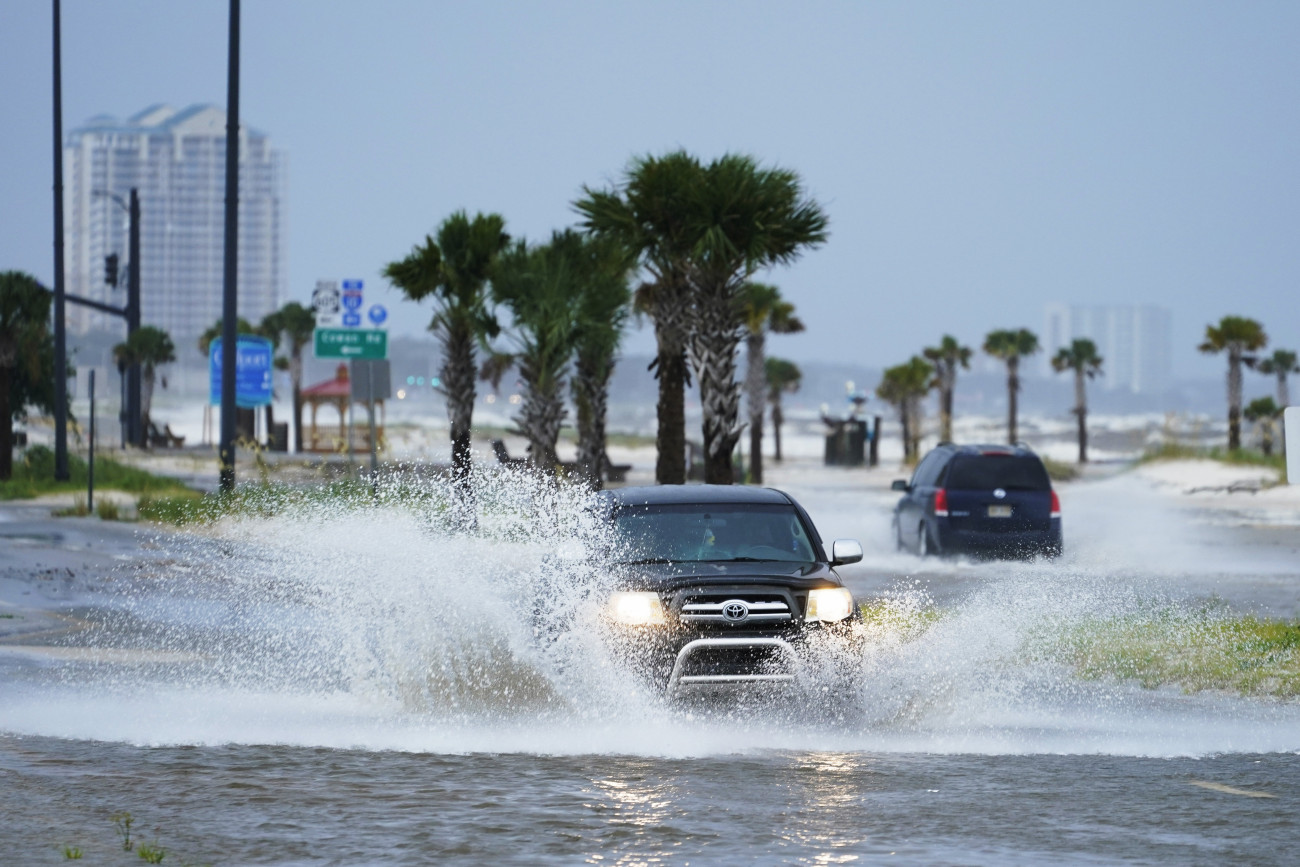 Gulfport, 2021. augusztus 29.
A vízzel elöntött 90-es úton haladó járművek az Ida névre keresztelt trópusi vihar érkezésekor a Mississippi államban fekvő Gulfportban 2021. augusztus 29-én.
MTI/AP/Steve Helber
