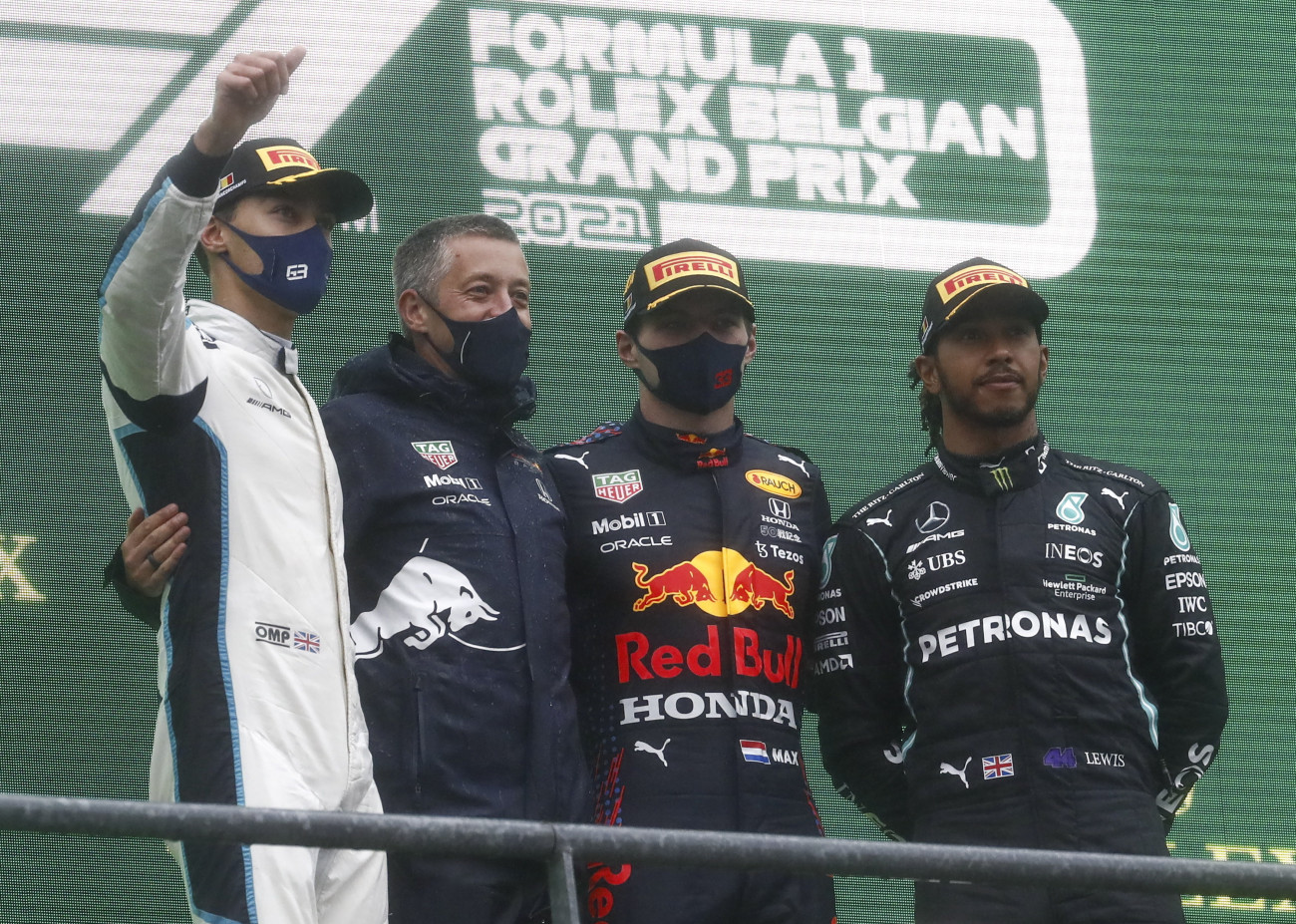 Spa-Francorchamps, 2021. augusztus 29.
A győztes Max Verstappen, a Red Bull holland versenyzője (j2), a második helyezett George Russell, a Williams brit versenyzője (b) és a harmadik helyezett Lewis Hamilton, a Mercedes brit versenyzője (j) a Forma-1-es autós gyorsasági világbajnokság Belga Nagydíjának eredményhirdetésén a spa-francorchampsi pályán 2021. augusztus 29-én. A futamot kétszer próbálták elindítani, de az időjárási körülmények miatt a mezőny mindkét alkalommal csupán két kört tudott megtenni a biztonsági autó mögött, ez viszont elegendő volt ahhoz, hogy végeredményt hirdessenek.
MTI/EPA/Stephanie Lecocq
