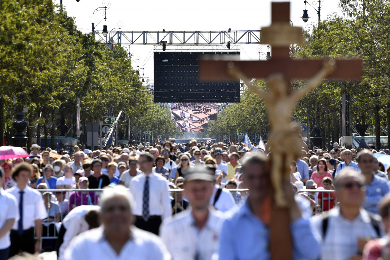Budapest, 2021. szeptember 5.
Résztvevők az 52. Nemzetközi Eucharisztikus Kongresszust megnyitó ünnepi szentmise előtt az Andrássy úton 2021. szeptember 5-én.
MTI/Máthé Zoltán