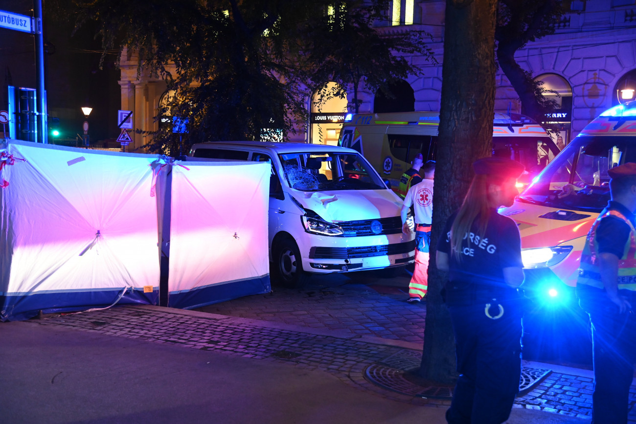 Rendőri helyszínelő sátor az Andrássy úton, ahol egy mikrobusz halálra gázolt egy férfit 2021. szeptember 4-én késő este.