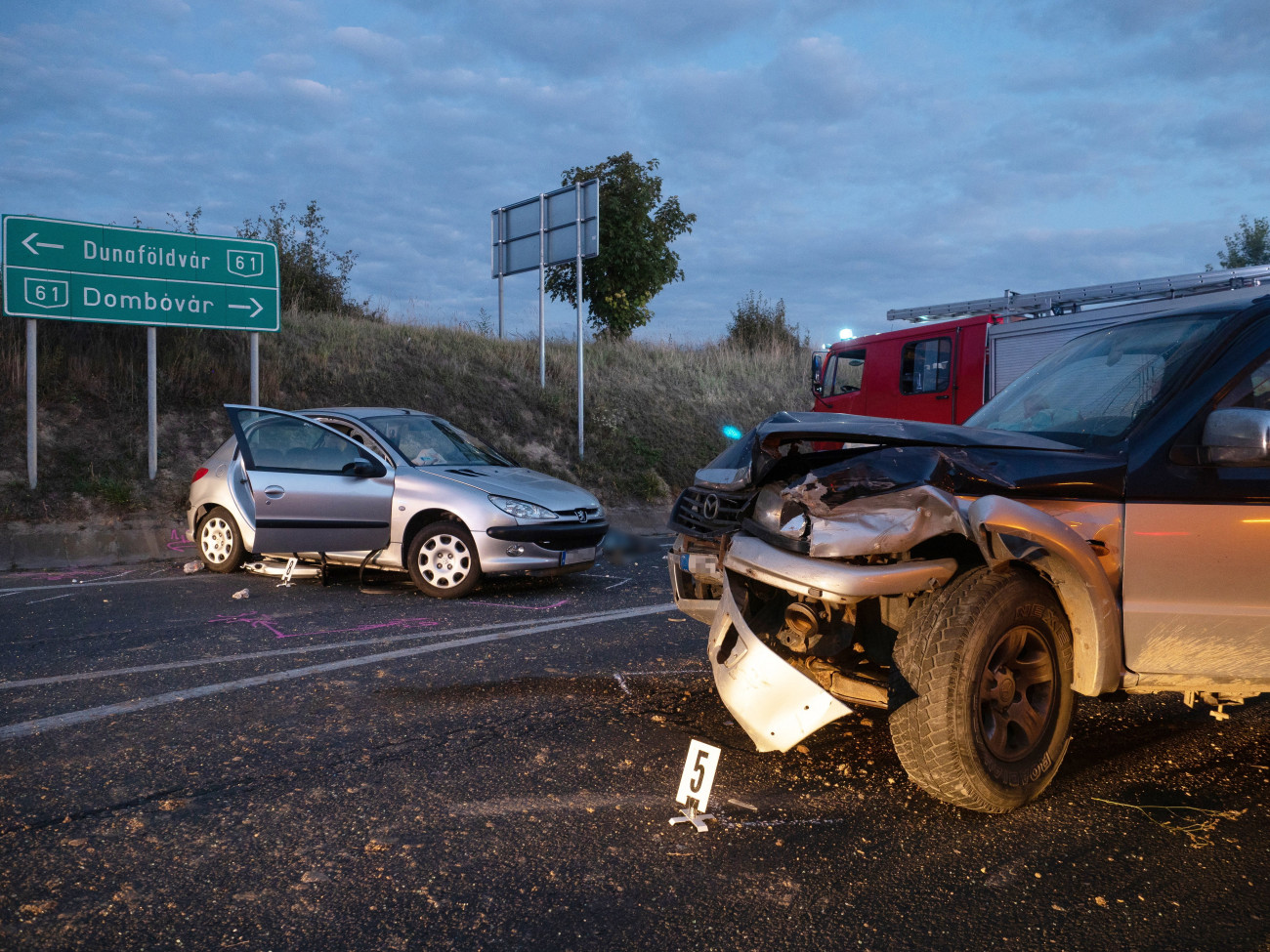 Összetört autók, miután összeütköztek a Tolna megyei Nagykónyinál, a 61-es főút és a 651-es út kereszteződésében 2021. szeptember 4-én. A balesetben egy ember életét vesztette.