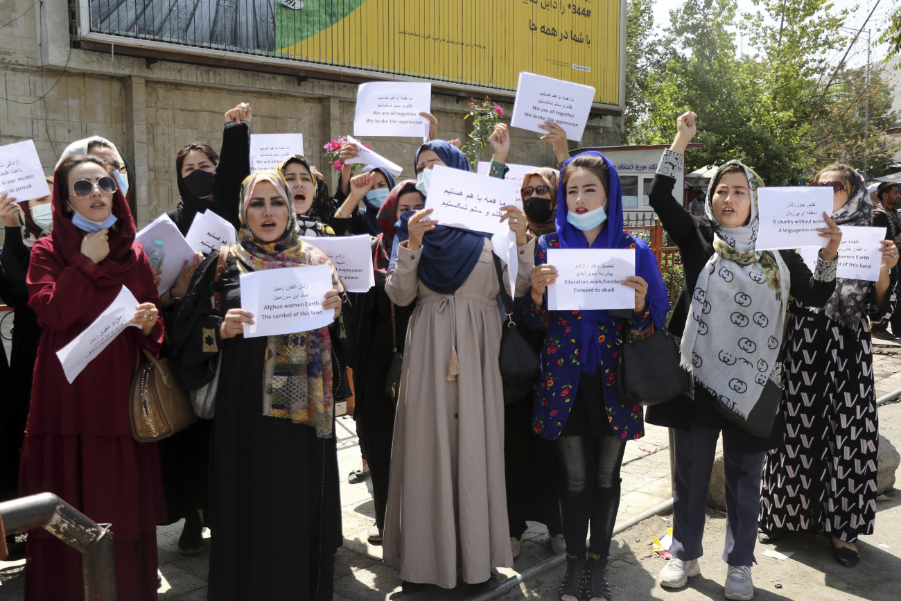 Kabul, 2021. szeptember 3.
Afgán nők az iszlamista tálibok uralma alatti jogaikért tüntetnek Kabulban 2021. szeptember 3-án. Az előző tálib uralom idején, 1996-2001 között az iszlám törvények voltak érvényben, amelyek erősen korlátozták a nők jogait. A tálibok augusztusban foglalták el Afganisztán legnagyobb részét, miután az Egyesült Államok vezette NATO-erők kivonultak az országból, az utolsó amerikai katona augusztus 31-én távozott.
MTI/AP/Wali Sabawoon