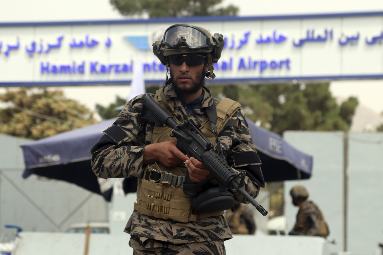 Kabul, 2021. augusztus 31.
Iszlamista tálib kommandós őrködik a kabuli Hamid Karzai Nemzetközi Repülőtér előtt 2021. augusztus 31-én, a légi kikötőt eddig biztosító amerikai katonák távozása után. Az utolsó amerikai repülőgép felszállásával befejeződött az Egyesült Államok leghosszabb, afganisztáni háborúja.
MTI/AP/Hvadzsa Taufik Szediki