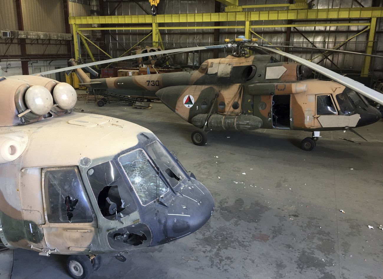 Kabul, 2021. szeptember 5.
Megrongált afgán katonai helikopterek a kabuli Hamid Karzai Nemzetközi Repülőtér egyik hangárjában 2021. szeptember 5-én. Afganisztánban augusztus 15-én kerültek hatalomra a radikális iszlamista tálib lázadók, akiket húsz évvel ezelőtt fosztott meg hatalmuktól az Egyesült Államok vezette nemzetközi katonai koalíció.
MTI/AP/Mohammad Aszif Hán