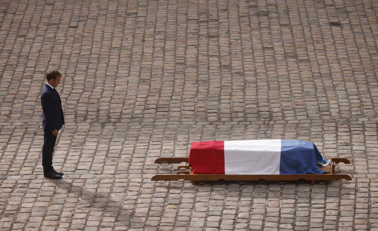 Párizs, 2021. szeptember 9.
A nemzeti zászlóval letakart koporsó előtt Emmanuel Macron francia elnök Jean-Paul Belmondo francia színész állami gyászszertartásán a párizsi Invalidusok díszudvarán 2021. szeptember 9-én. A színész szeptember 6-án, 88 éves korában hunyt el.
MTI/EPA/Yoan Valat