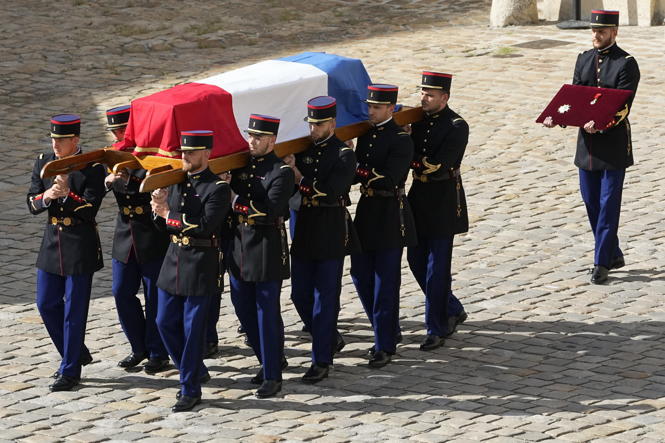 Párizs, 2021. szeptember 9.
Jean-Paul Belmondo francia színész nemzeti zászlóval letakart koporsóját viszik állami gyászszertartásán a párizsi Invalidusok díszudvarán 2021. szeptember 9-én. A színész szeptember 6-án, 88 éves korában hunyt el.
MTI/AP/Michel Euler